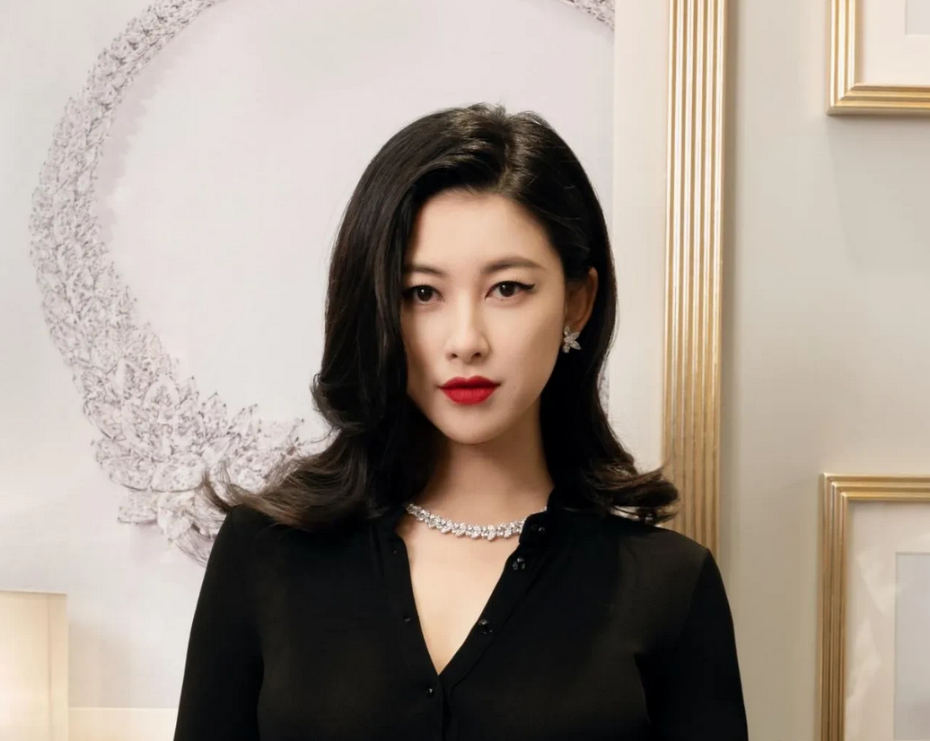 主持人问朱珠:“哭戏与吻戏，哪个压力更大？”朱珠说:“那就要看吻戏的对手是谁了？
