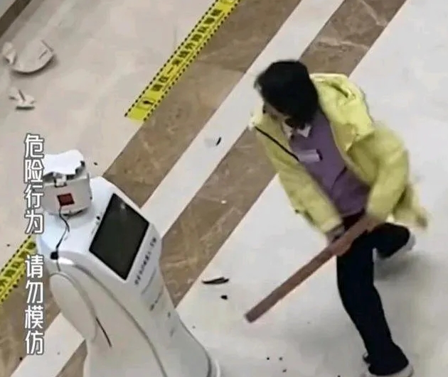 大妈暴打机器人

    北京的一位大妈陪亲人到医院检查，检查结果出来后，医生告
