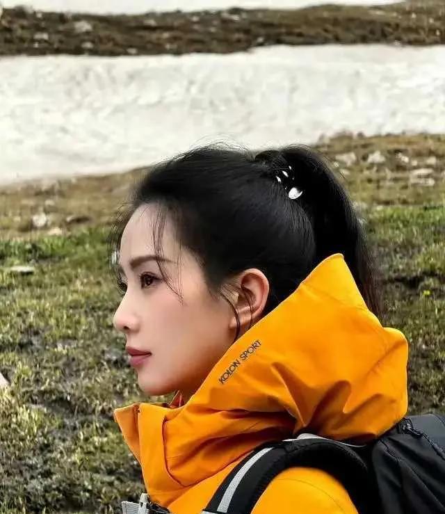 刘诗诗近日分享的登山照引发热议，照片中她素颜出镜，颜值依旧超在线。清新的空气与自