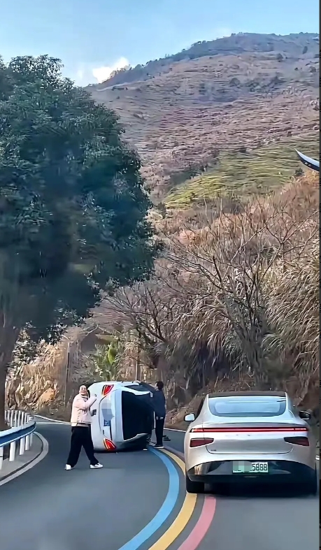 地下的实线居然有三个颜色，这种路面该怎么开车呢