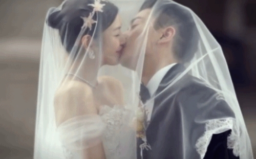 明星为了挣钱结婚可以
但是为了感情真没必要

还记得陈晓陈妍希当初结婚时
婚纱之
