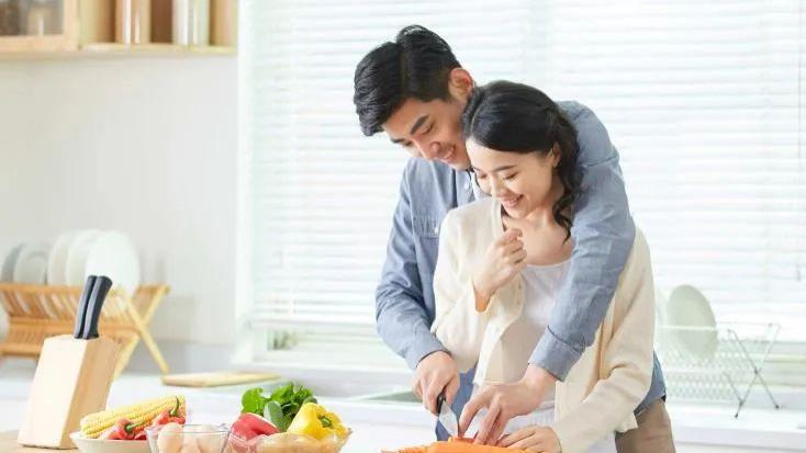 江苏一男子喊女友出来逛街，只给自己买东西却不给女友买