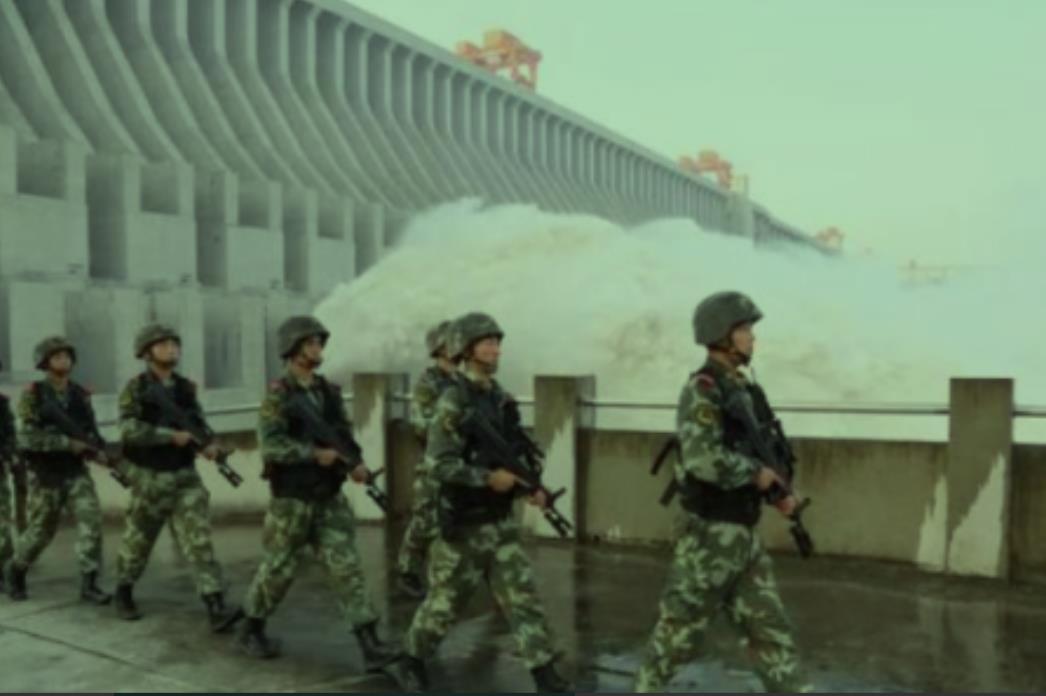 三峡大坝的警卫在例行巡逻时发现了三名可疑的“游客”。经过盘查，警卫在他们的背包里