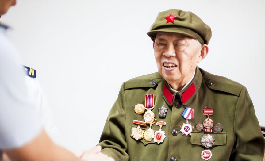 1964年，天津警备区司令刚刚赴任，老部下偷偷送了1个铜火锅当贺礼。司令家的孩子