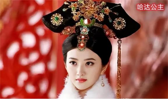 1635年，皇太极将姐姐哈达公主凌迟处死。行刑时，她被当众扒光衣服，绑在柱子上，