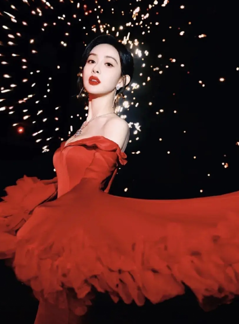 孟子义这种明艳的长相在内娱很吃香。因为，几乎没有她这种长相的，这赛道别人想替代都