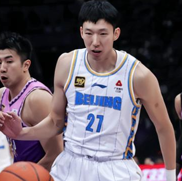 北京男篮球迷和北控男篮球迷对骂，在CBA常规赛“北京德比”当中，有部分北控球迷对