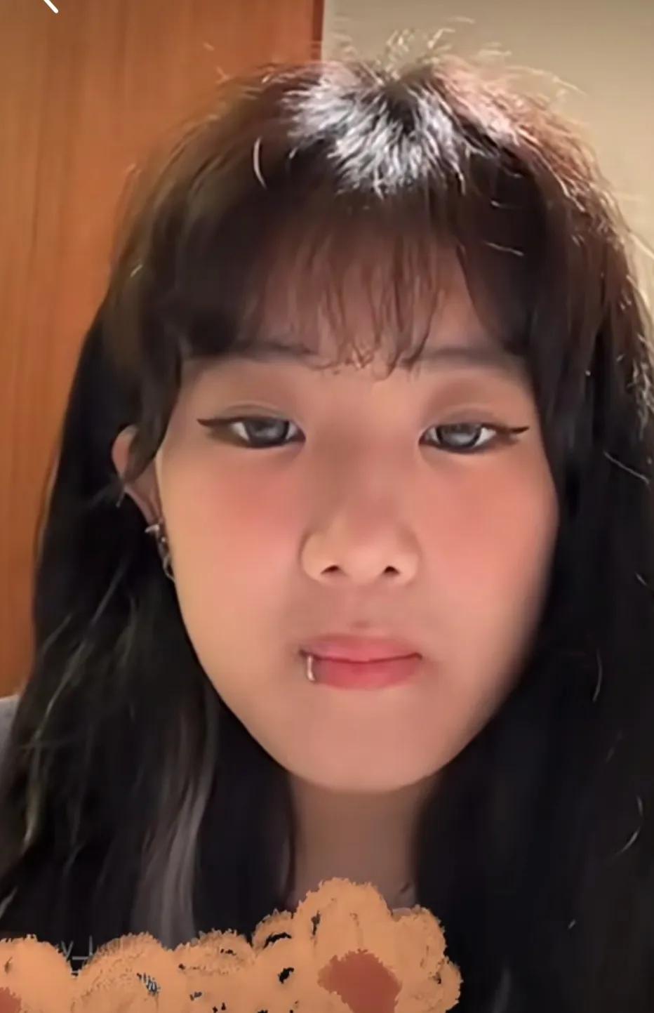 贾静雯的大女儿梧桐妹，如今已经19岁，昔日那个需要争取抚养权的小女孩，竟然在社交