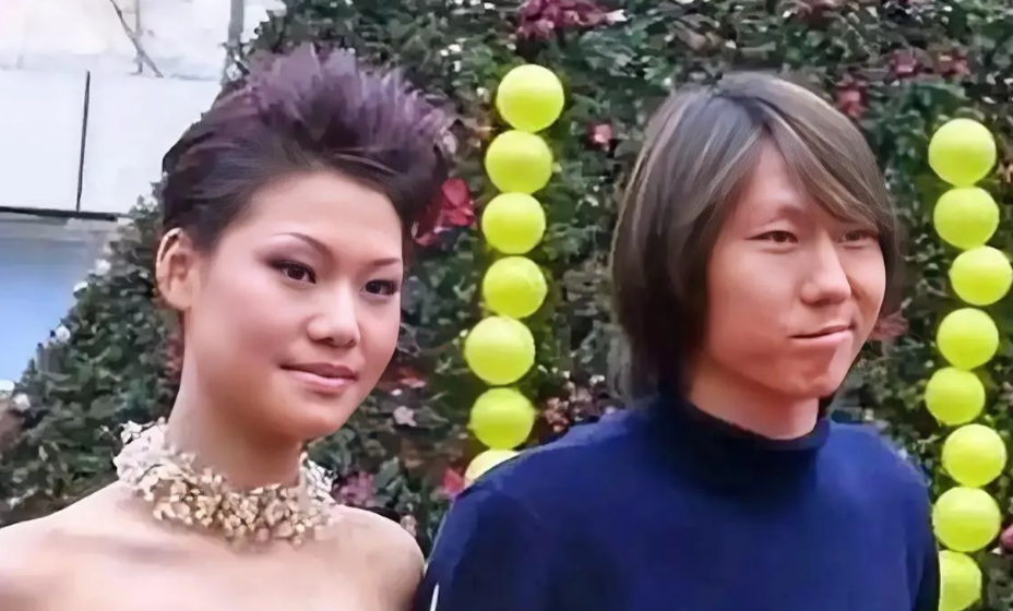 李铁！最“对不起”这5个人！

1、对不起——父母

2、对不起——朱广沪

3