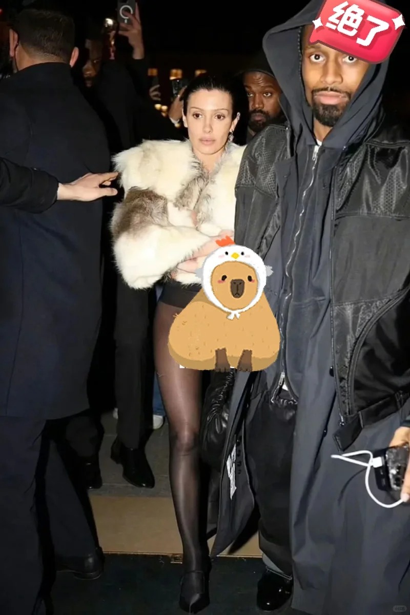 辣眼睛！坎爷妻子空挡黑丝上街巴黎！
本周二，

这位29岁的Yeezy建筑师与丈