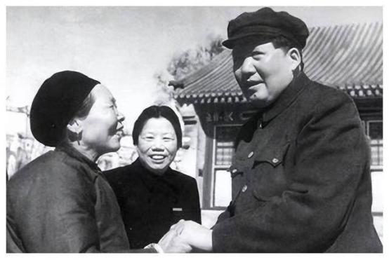 毛主席视察黄河，去农户家讨水喝，农妇：斯大林同志没同来？
1952年的深秋时节，