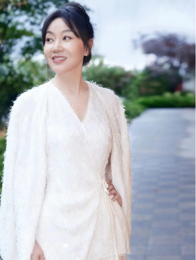 闫妮的感情历程：追求幸福的选择与成长