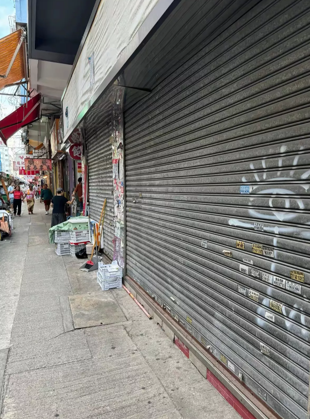 香港人买菜都涌到深圳了，菜市场现倒闭潮。
 香港的地方小，人口密度大，而且经济发