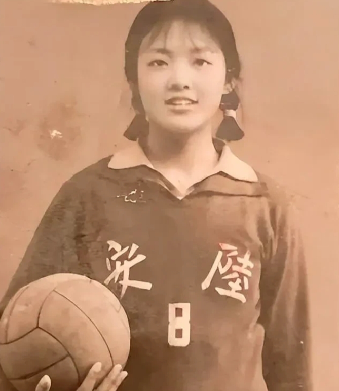 照片中的这一位女孩你能一眼认出来吗？年轻时长得模样清秀，五官大气，方脸，大眼睛高