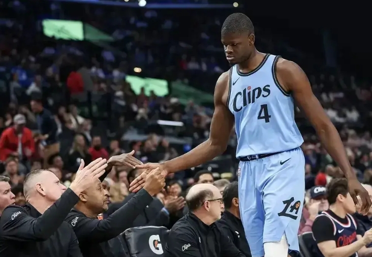 恭喜快船年轻中锋班巴迎来了重生！在今天快船主场以104：93击败魔术的比赛中，班