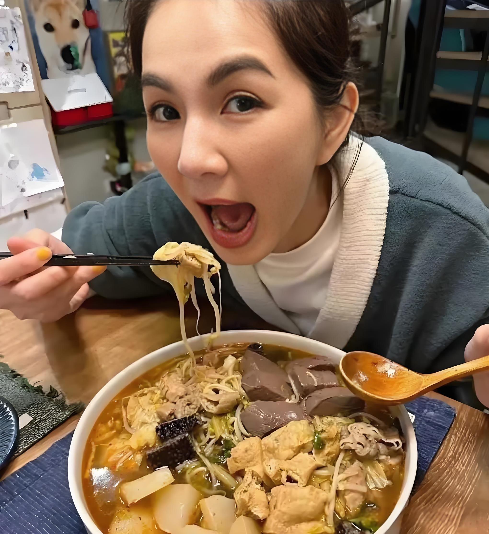 没想到曾经得SHE，最幸福的就是陈嘉桦，老公年轻有为，儿子劲宝更是聪颖可爱。
