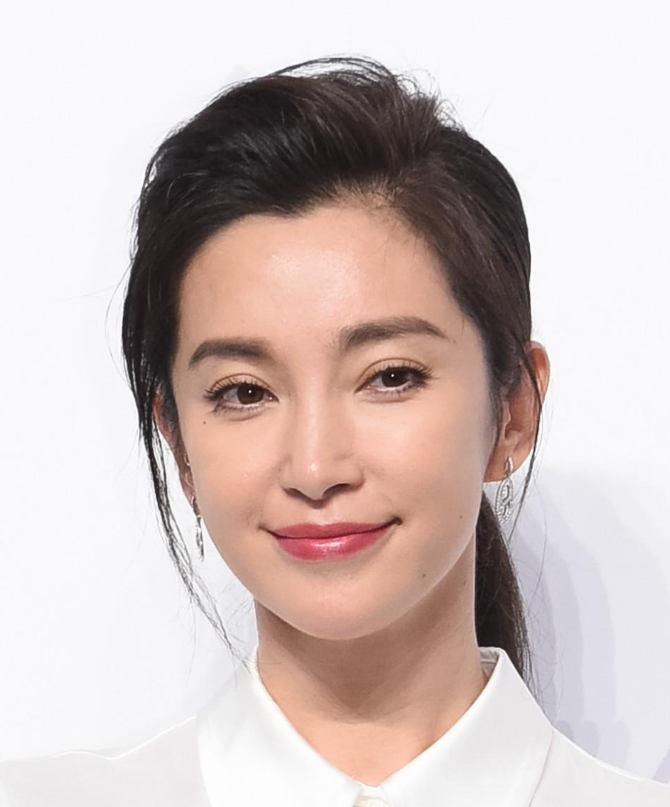 1999年，42岁的地产富商石涛看上了李冰冰。为了抱得美人归，石涛送上30多万的