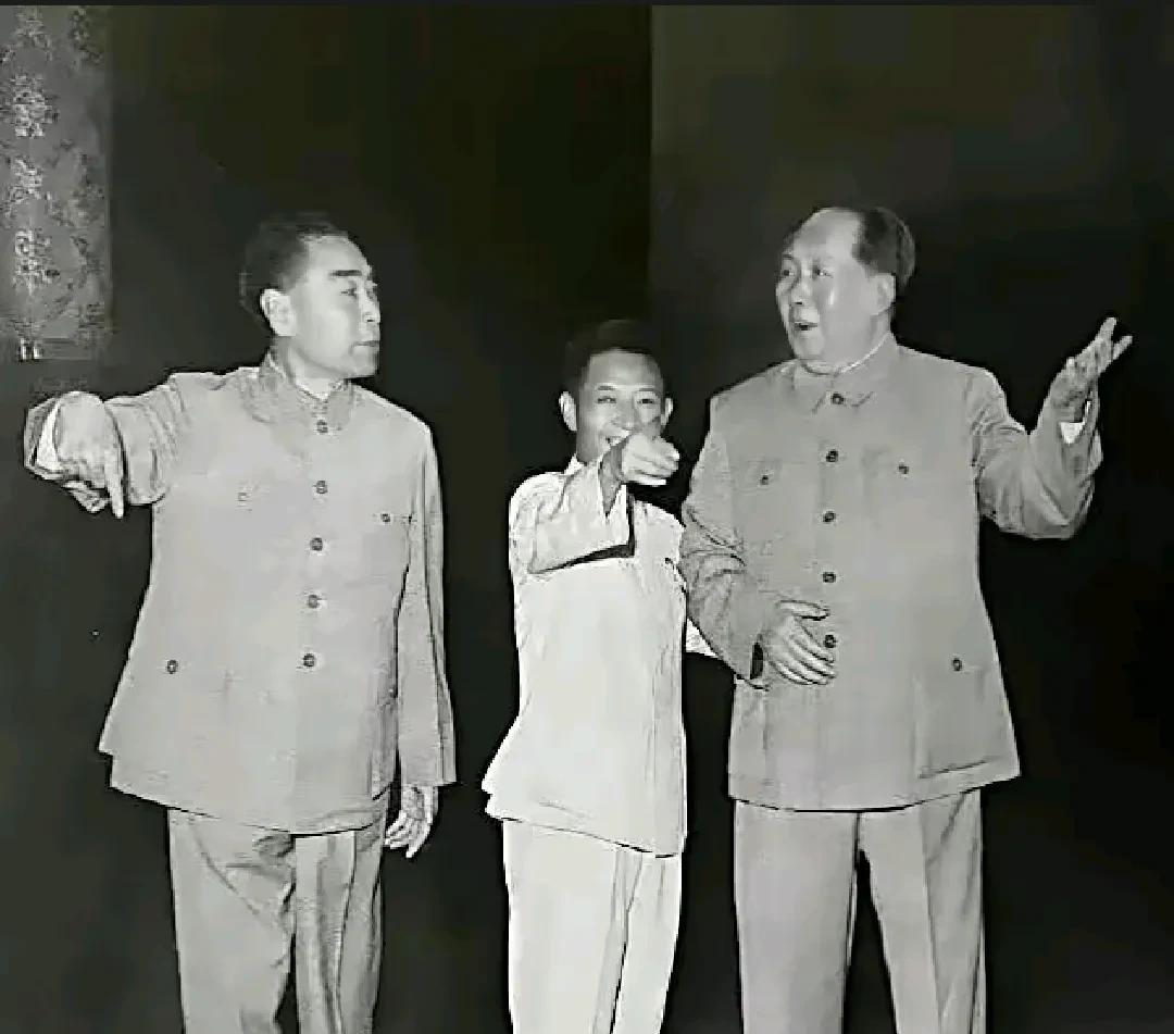 照片从左到右分别为: 周总理，胡耀邦和毛主席；
时任中央共青团第一书记的胡耀邦正