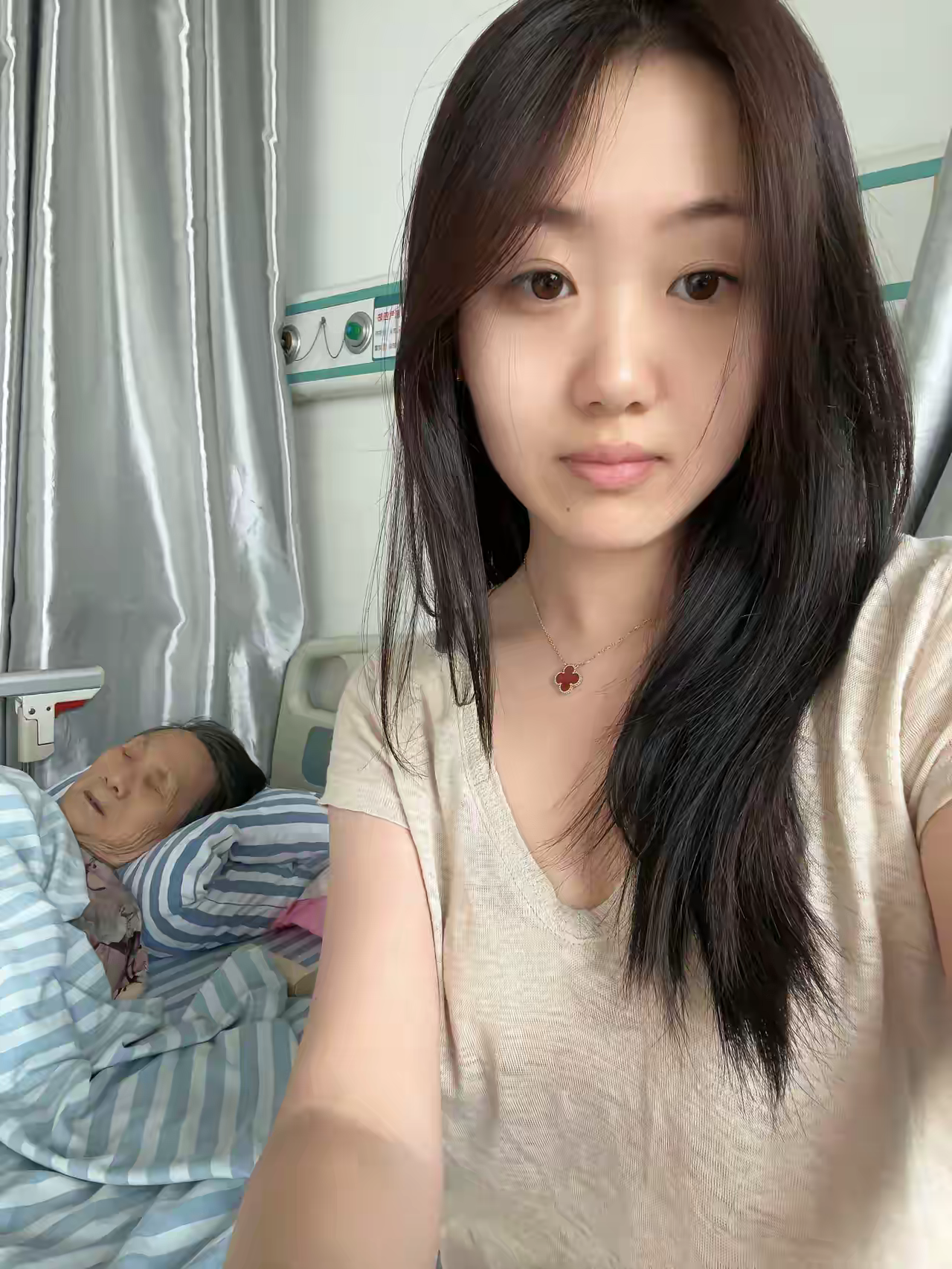 从小奶奶带我长大，看着生病的奶奶，心里难受却无能为力，都这样了还在我耳边一直唠叨
