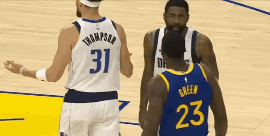 追梦格林过分了！克莱向裁判抱怨的时候，追梦格林居然在一旁嘲讽克莱！

欧文赶紧过