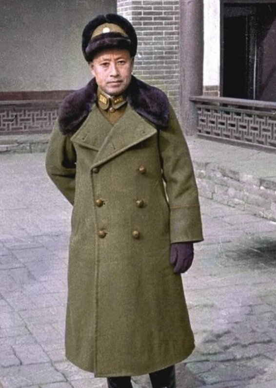 1926年10月，兵败的吴佩孚带着卫队逃到邓县，于学忠带着手下六个师长出门迎接，