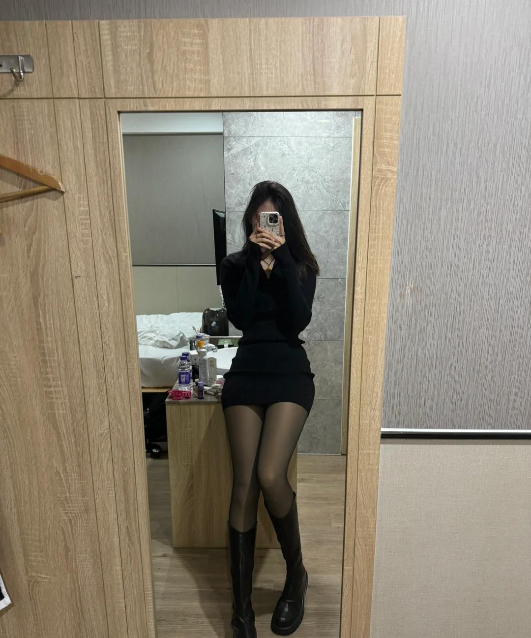 好喜欢我的腿呀

高个子女生今日份穿搭 近期最爱的小黑裙 高个子女生 身高19