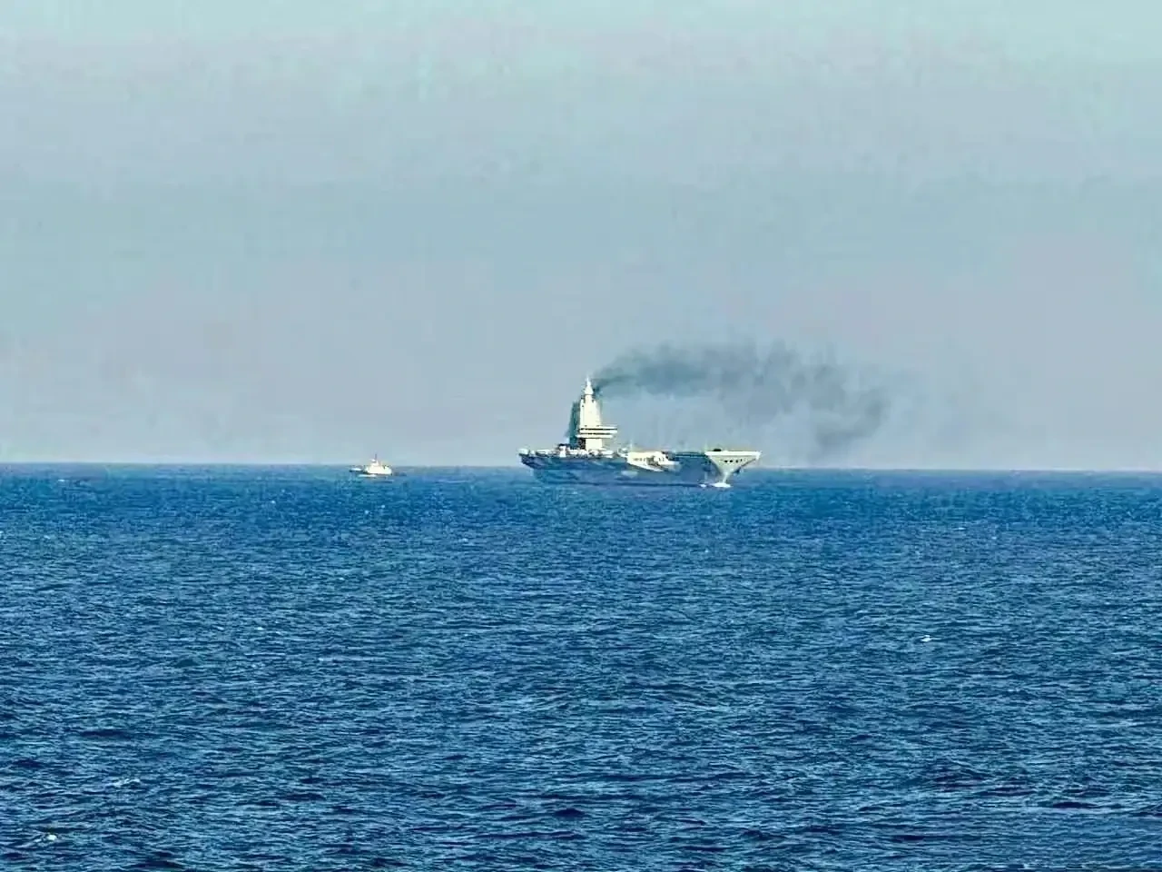 福建号航母在外海大显身手，不过那滚滚黑烟让人一眼就明白，这货可不是核动力，而是烧