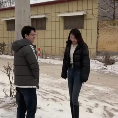 不怪小哥哥一脸害羞，换谁不是