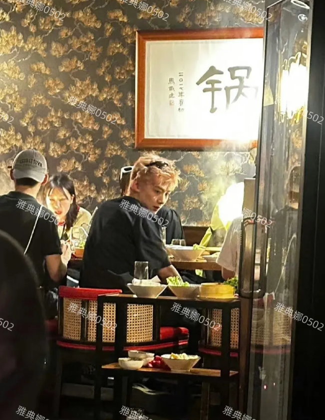 白敬亭的颜值被低估了，马德里吃火锅遇到他，本人好惊艳！
他不仅皮肤白脸也巨小，一