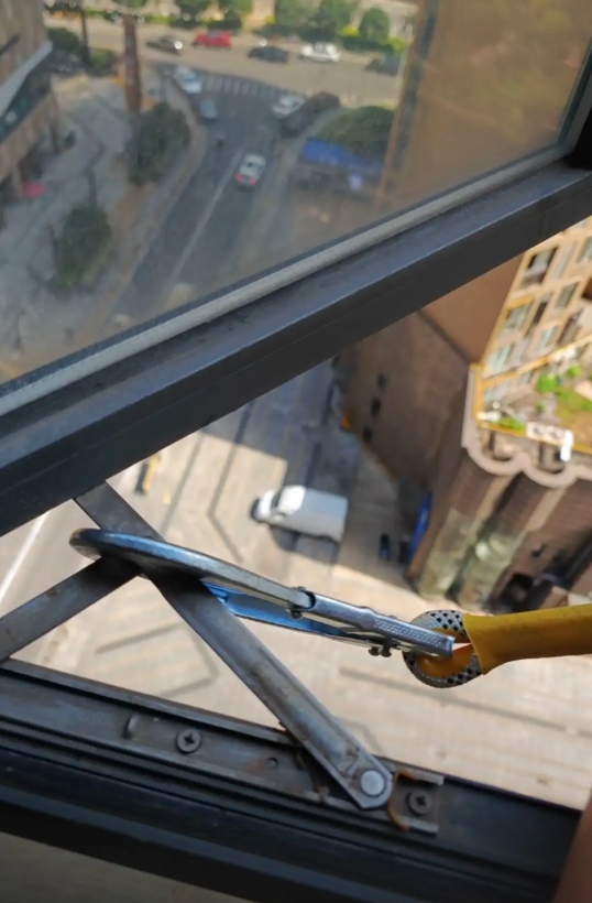 不懂就问，空调师傅把安全卡扣扣在这里，真的可以吗?????出事的话。我要赔不
