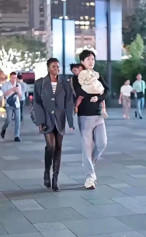 黑人女子的身材的确挺好。