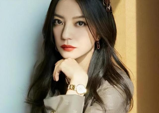 48岁赵薇现状: 苍老又邋遢, 哥嫂因钱离婚, 父亲和公公离世