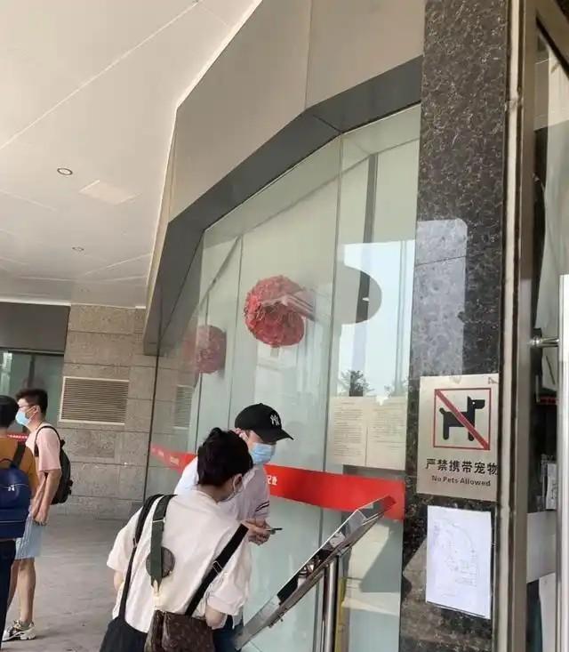 全网急寻线索！

网传某顶流女星被拍到现身民政局，监控画面显示她手捧鲜花和一神秘