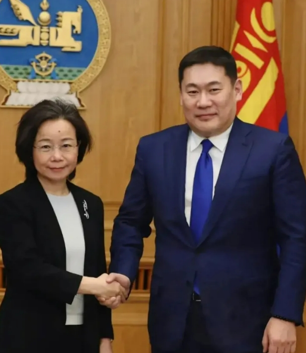1月11日，蒙古国首都乌兰巴托市中心发生游行。蒙古国民众不满当局与美国关系过于亲