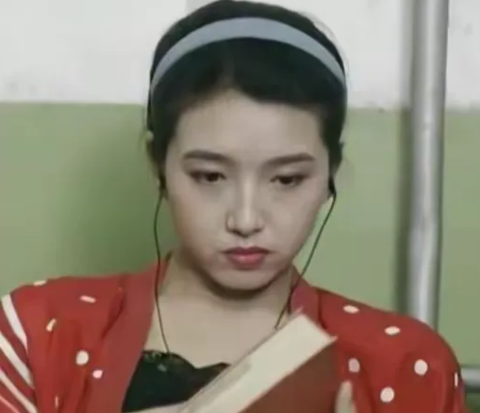 她的演技很出众，凭借电视剧《过把瘾》，让她红了半辈子。
她的歌声很好听，凭借一首