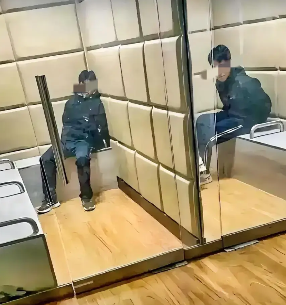 邯郸初中生案一审已判，发现了3个细节：

1、张某愁眉苦脸地抿着嘴巴，身体佝偻着