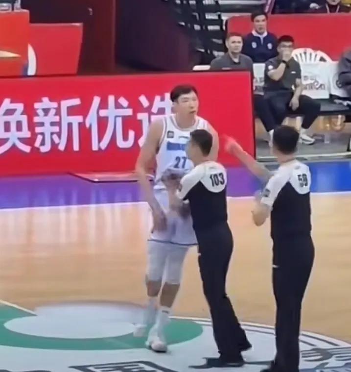 像周琦这样已经很幸福了，他不停质疑59号裁判，不断上前理论，但是103号裁判一直