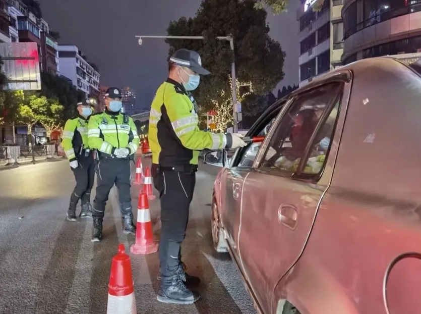 河北石家庄，一男子中午喝了一瓶啤酒，被交警拦下后，酒精测试结果为酒驾，万万没想到