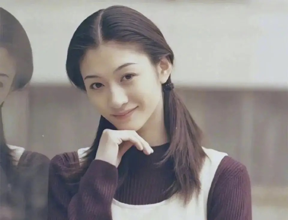 李小冉被誉为内娱的公认美人，背后有着几个不可忽视的原因：
