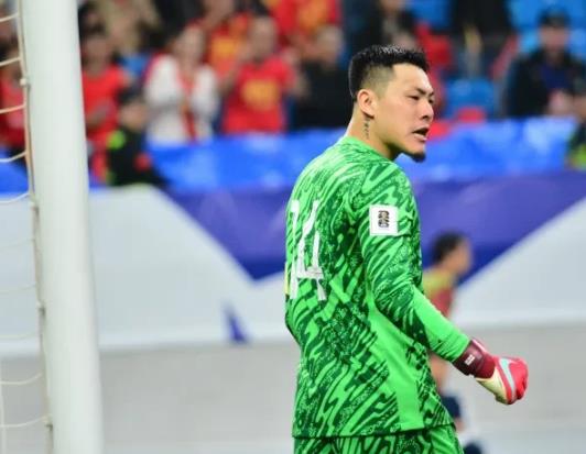 说实话，关于国足3个丢球，王大雷该负多少责任？

我个人认为，第一个和第三个失球