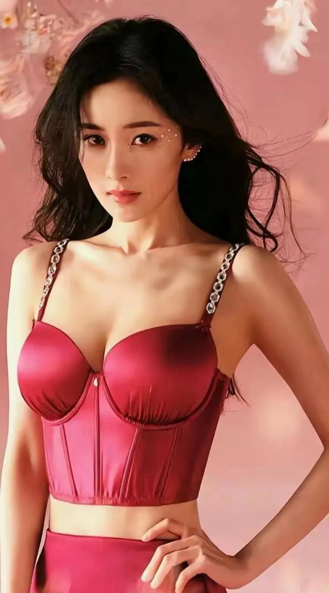 38岁杨幂凭内衣大片被刷屏，腰臀比太绝引发争议，网友：真的是生过孩子的人？