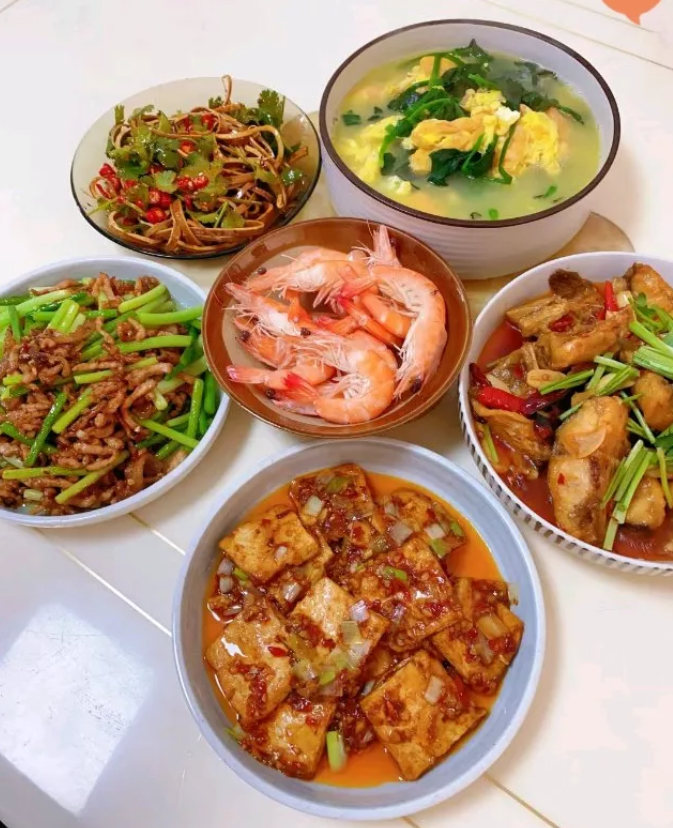 给弟媳打了 180 元，跟她说下班来蹭饭，买点鱼虾蟹就行，别弄太多菜。她回知道了
