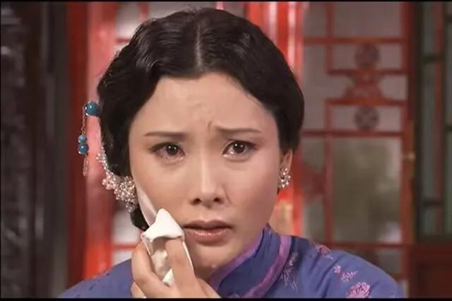 2001年，《孝庄秘史》开拍，何赛飞饰演海兰珠一角，可每次拍她的哭戏时，摄像师的