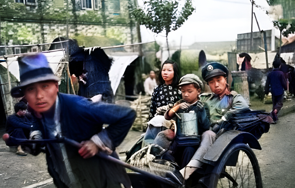 1949年，国军大势已去，部队中从军官到士兵躁动不安。他们被解放军打得一路难逃。