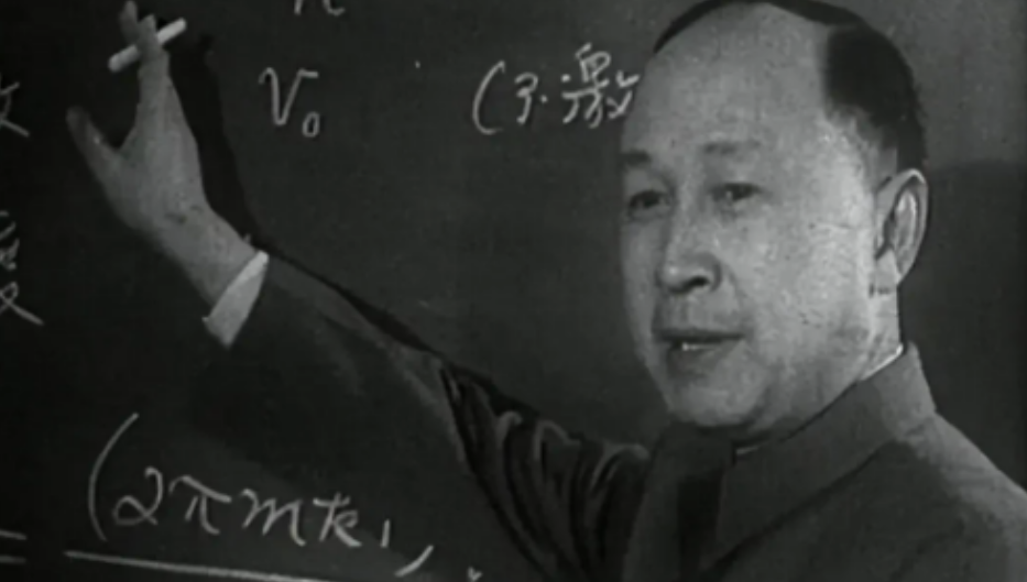 1956年，一辆蓝色轿车悄然驶入北京街头，引发了一场不为人知的风波。这辆车的主人