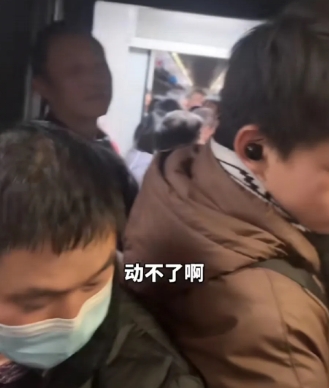 哈哈，太搞笑了！列车员想从挤满人的列车厢过去，小伙的尴尬处境让人啼笑皆非！

“