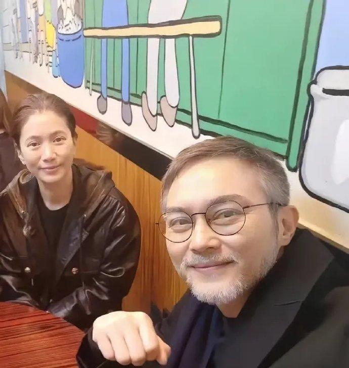 张智霖真的好神奇，平时不染发，不刮胡子的时候像个小老头。



但只要稍微收