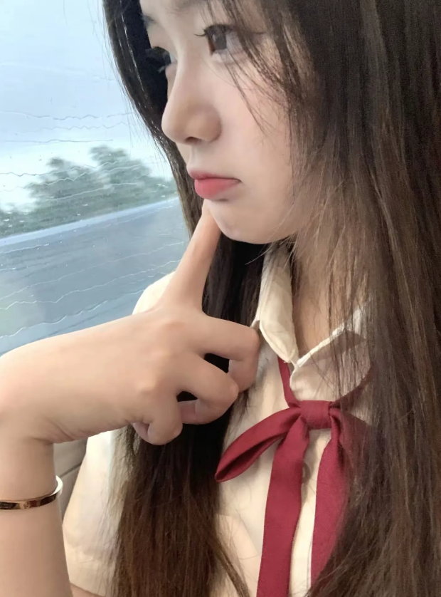 太讨厌我丈母娘了，每天下班回来，我刚前脚迈进门，她就赶紧从厨房跑过来，急着说，回