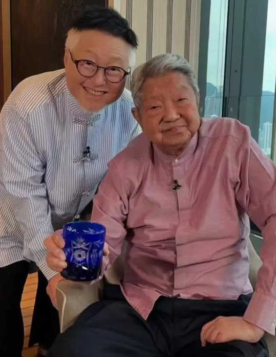 有点知道为什么蔡澜的钱花不完了，因为他虽然长期在香港，却没有染指博彩业那样子的恶