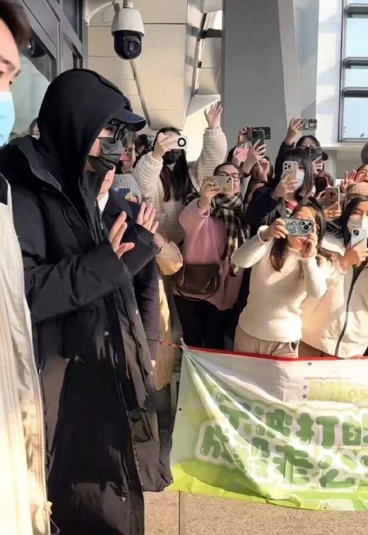 12月21日，成毅进组新剧啦！
成毅今日长沙机场出发，即将进组新剧《长安二十四计